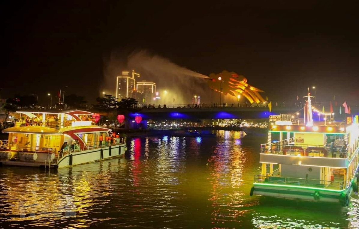 Bãi biển Đà Nẵng về đêm với ánh đèn thành phố