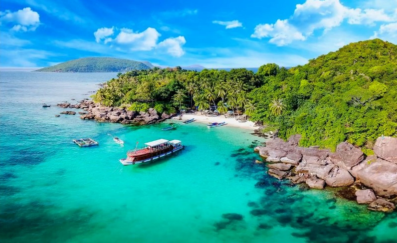 Bãi biển Mỹ Khê Đà Nẵng với bờ cát dài và sóng biển