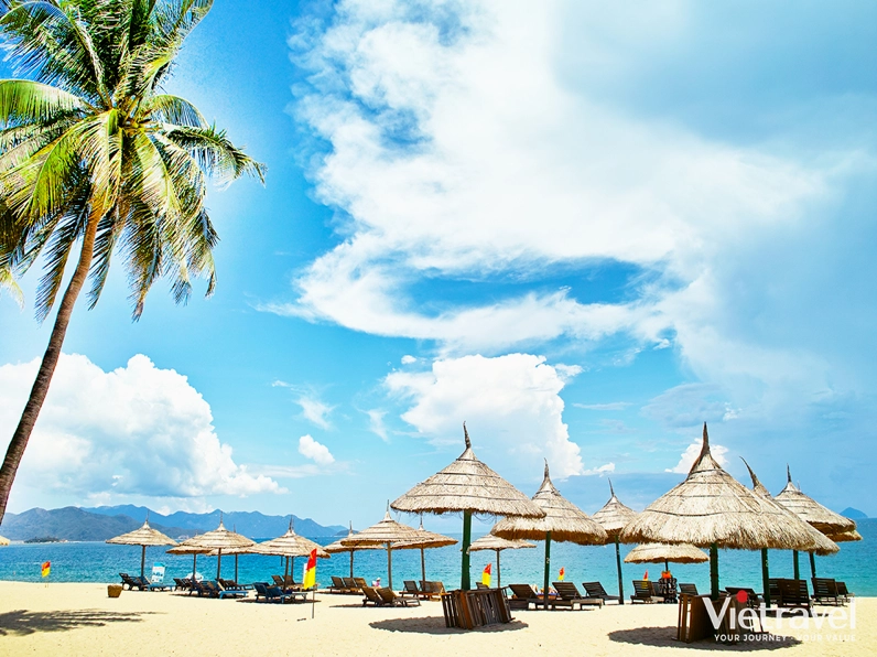 Bãi biển Nha Trang thơ mộng dưới ánh nắng