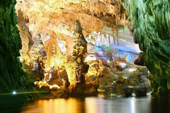 Bãi biển Nhật Lệ với cát trắng và nước biển trong xanh