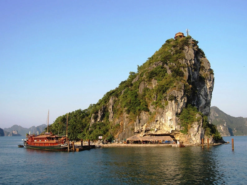 Bãi biển trên Đảo Titop, Vịnh Hạ Long