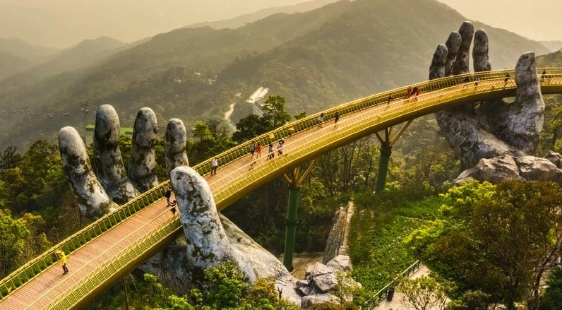 Bên trong hang Sơn Đoòng rộng lớn với thạch nhũ ấn tượng
