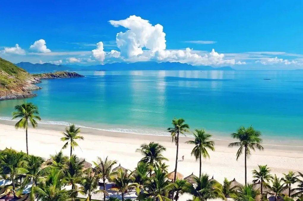 Biển Mỹ Khê với bờ cát trắng trải dài