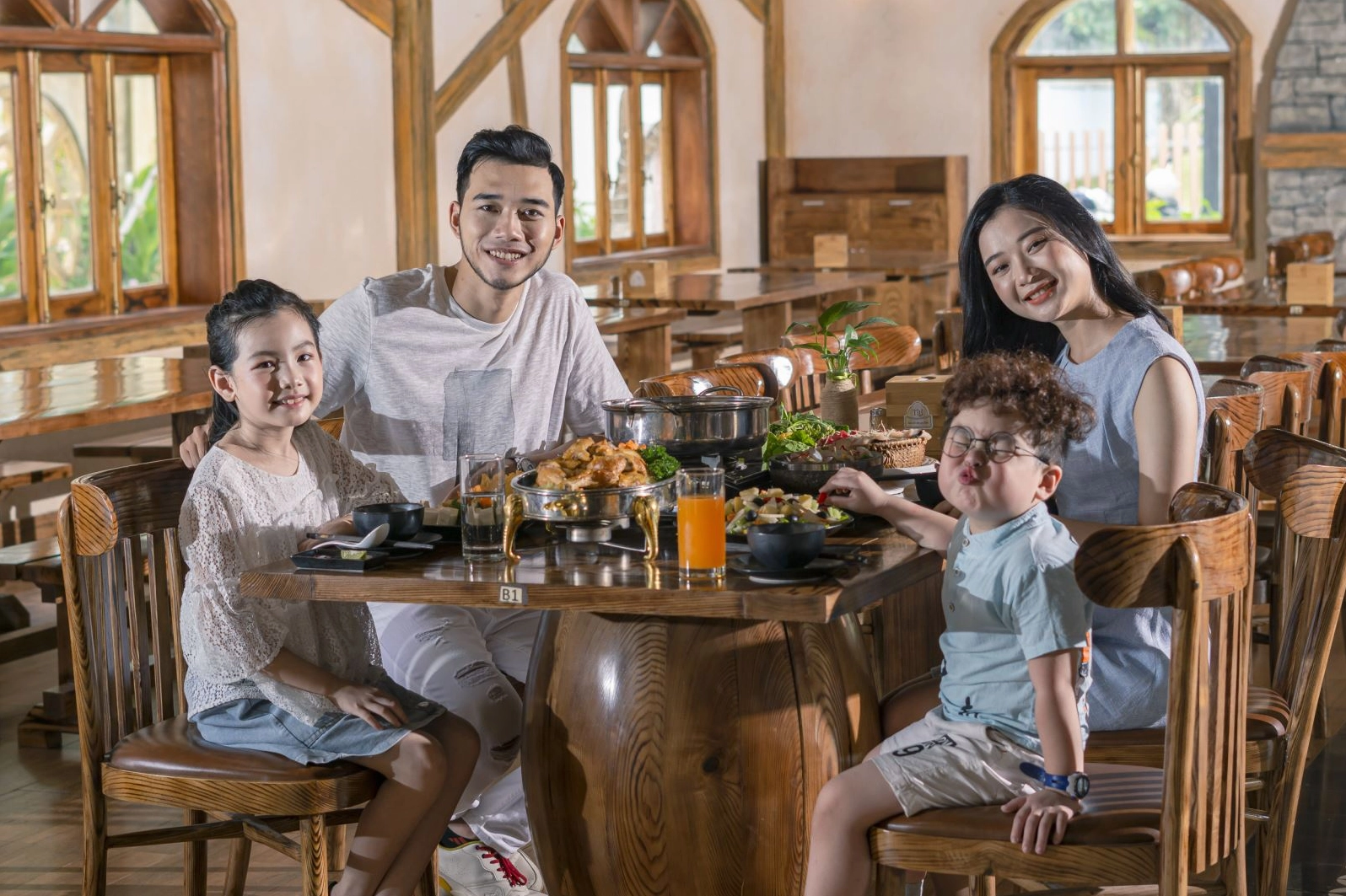 Các nhà hàng đa dạng tại khu ẩm thực, một phần của trải nghiệm tại các địa điểm vui chơi Hà Nội.