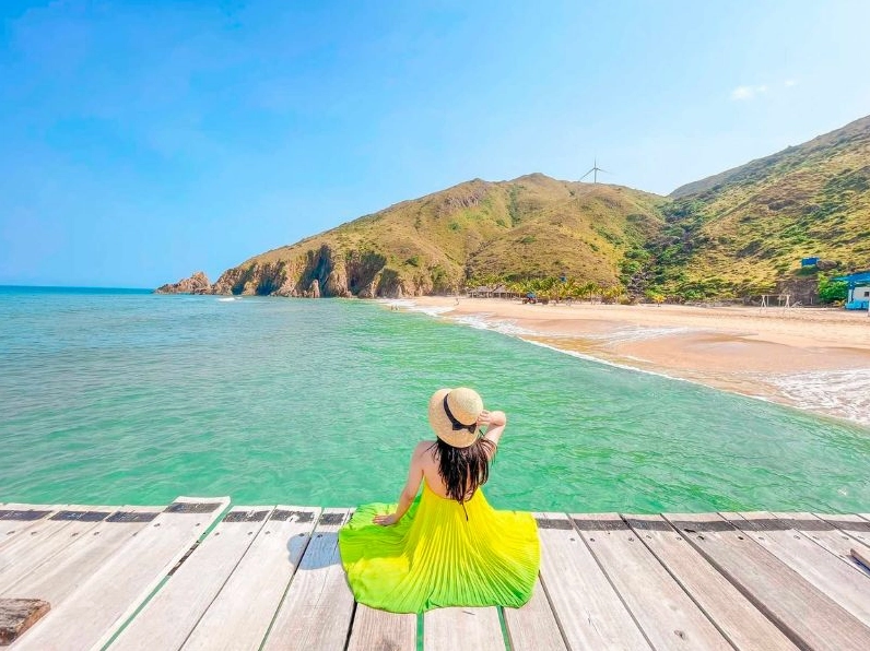 Cảnh biển Côn Đảo với làn nước trong xanh và bầu trời bao la