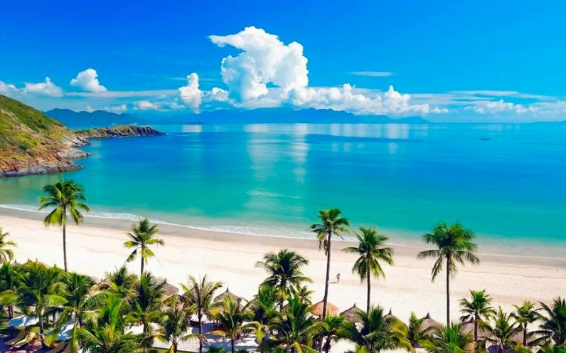 Cảnh biển đẹp tại Bãi Dài Phú Quốc với bãi cát dài và sóng vỗ
