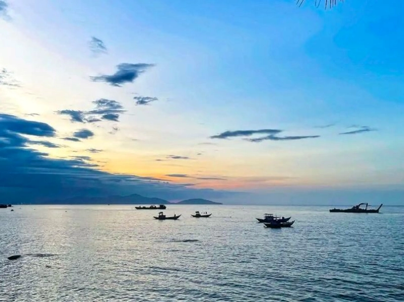 Cảnh biển Mũi Né với những cánh diều lướt trên mặt nước