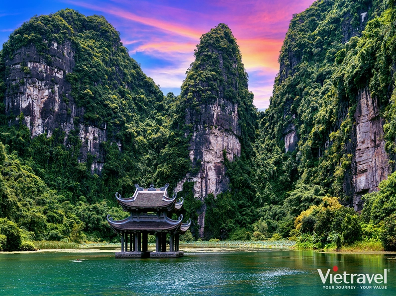 Cảnh quan sông nước tại Đầm Vân Long