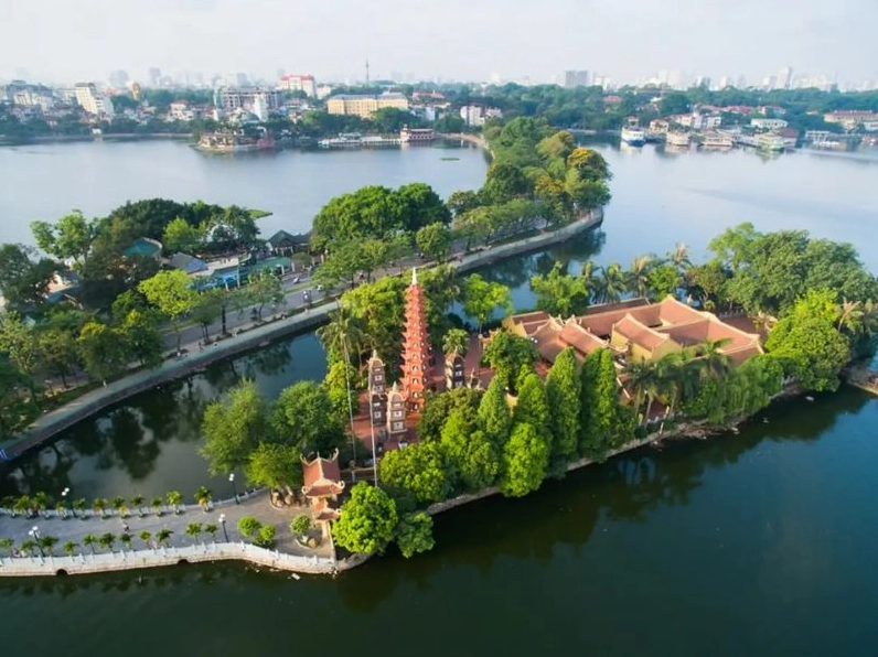 Cột Cờ Hà Nội uy nghiêm đứng sừng sững giữa trời xanh