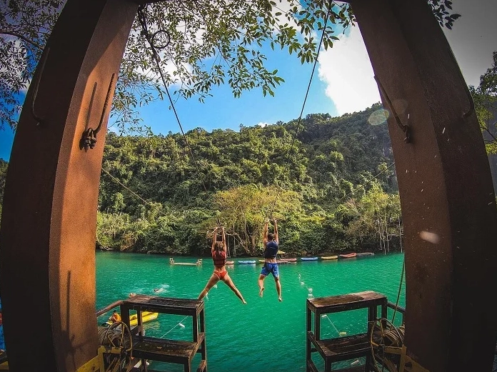Du khách check-in tại một địa điểm đẹp ở Quảng Bình