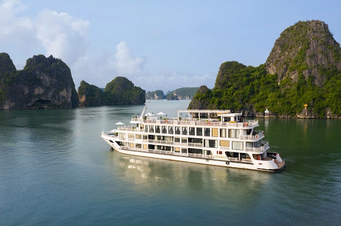 Du thuyền Hermes sang trọng trên Vịnh Hạ Long