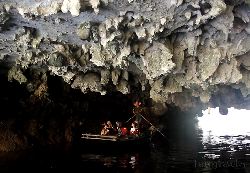 Hang Sáng Tối trên Vịnh Hạ Long