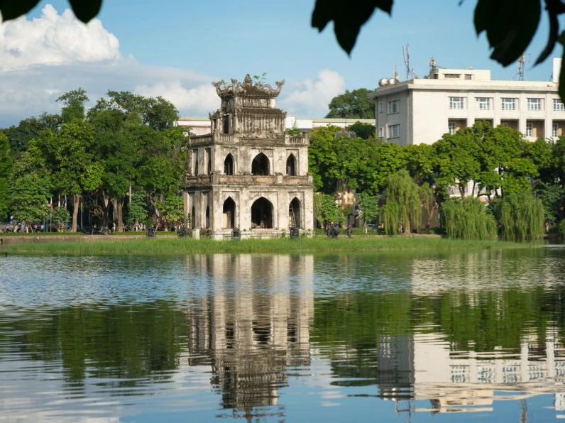 Hồ Hoàn Kiếm với Tháp Rùa cổ kính, một địa điểm vui chơi Hà Nội mang đậm dấu ấn lịch sử.