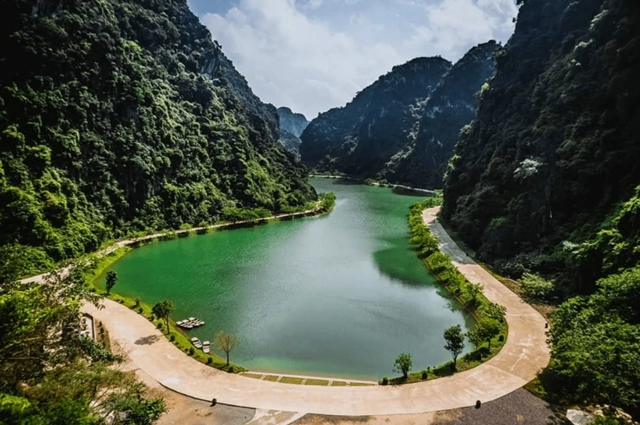 Hồ nước xanh ngắt tại Động Am Tiên