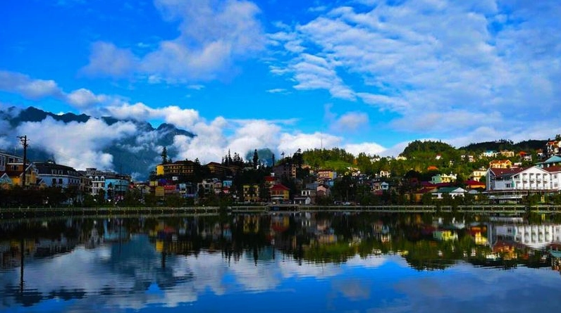 Hồ Sapa yên bình trong sương
