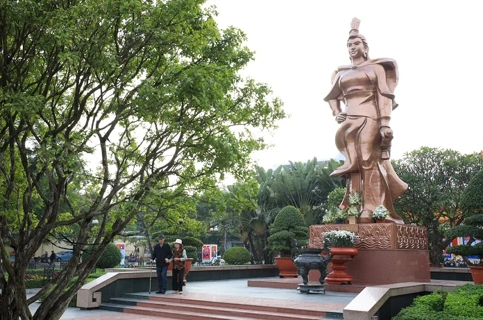 Hoạt động chèo thuyền kayak trên vịnh Lan Hạ