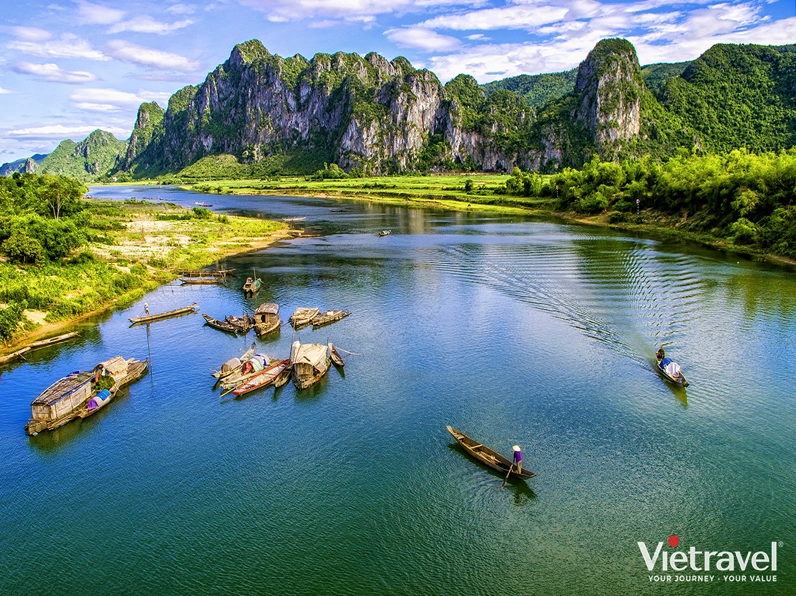 Hoạt động vui chơi tại Sông Chày - Hang Tối