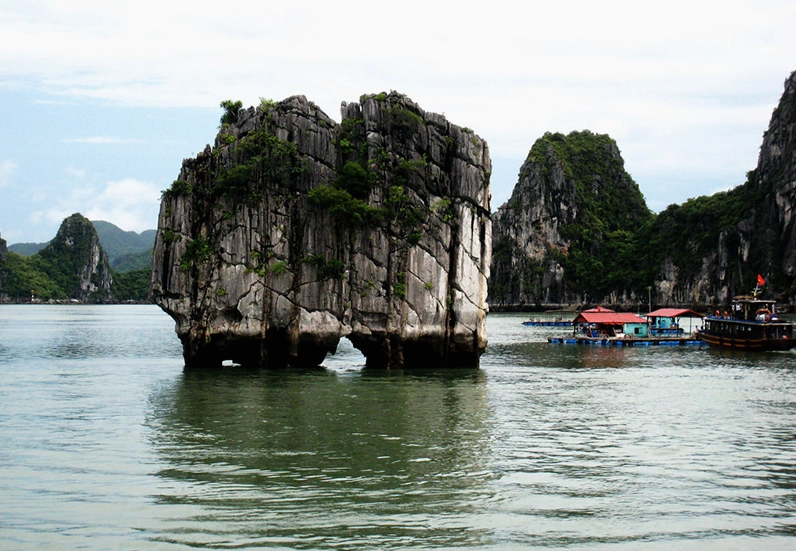 Hòn Đỉnh Hương, biểu tượng Vịnh Hạ Long