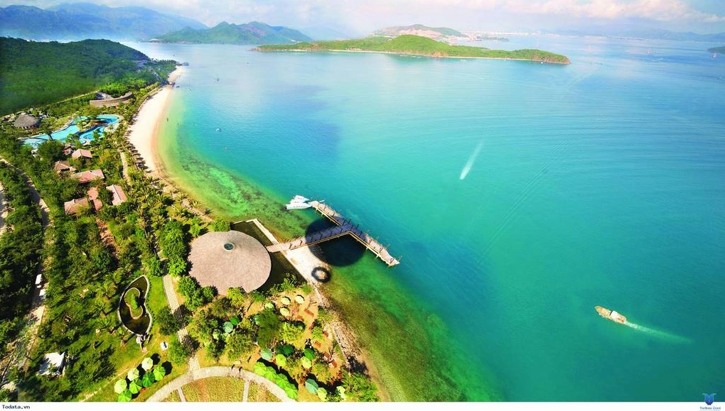 Hòn Tằm trong vịnh Nha Trang với bãi biển đẹp
