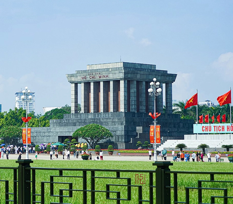 Không gian trang nghiêm tại Lăng Chủ tịch Hồ Chí Minh, một địa điểm văn hóa quan trọng tại Hà Nội.