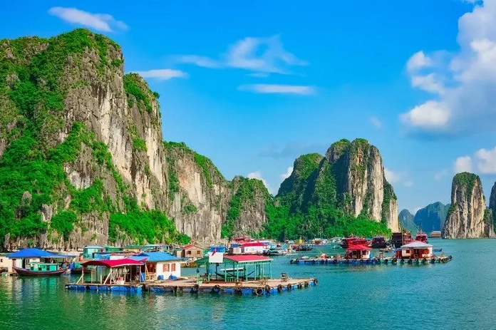Làng chài Cửa Vạn trên Vịnh Hạ Long