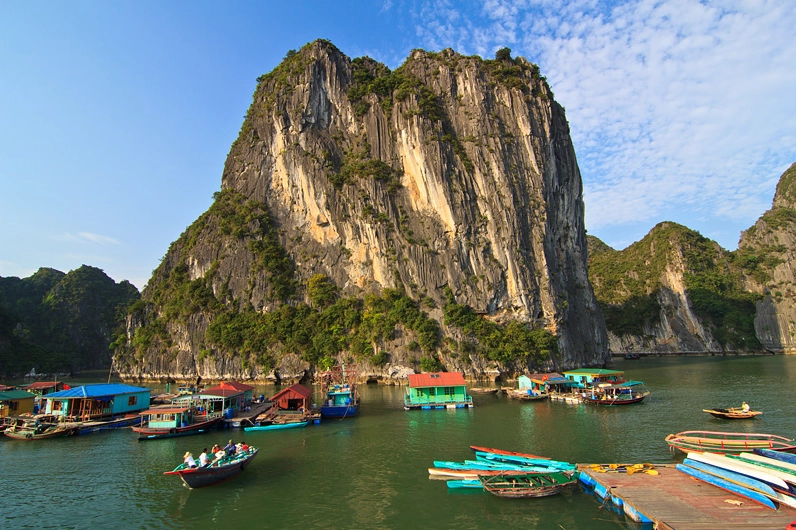 Làng chài Cửa Vạn trên Vịnh Hạ Long