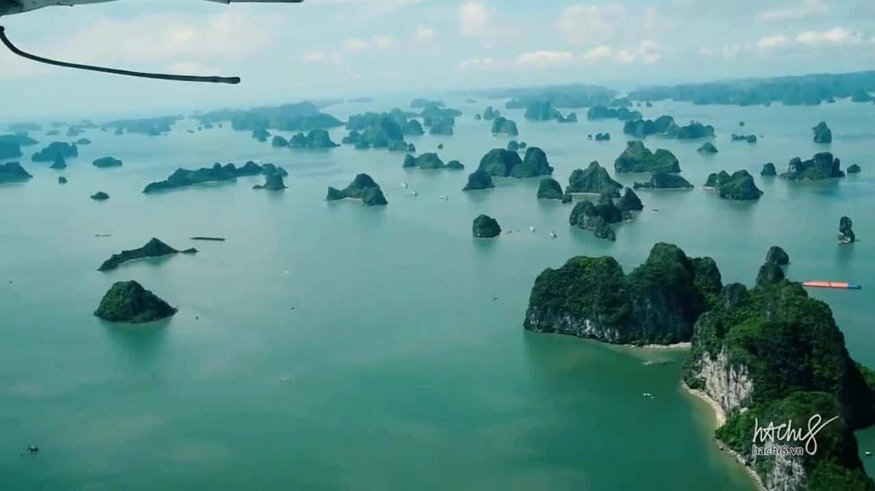 Ngắm Vịnh Hạ Long từ trên cao bằng trực thăng