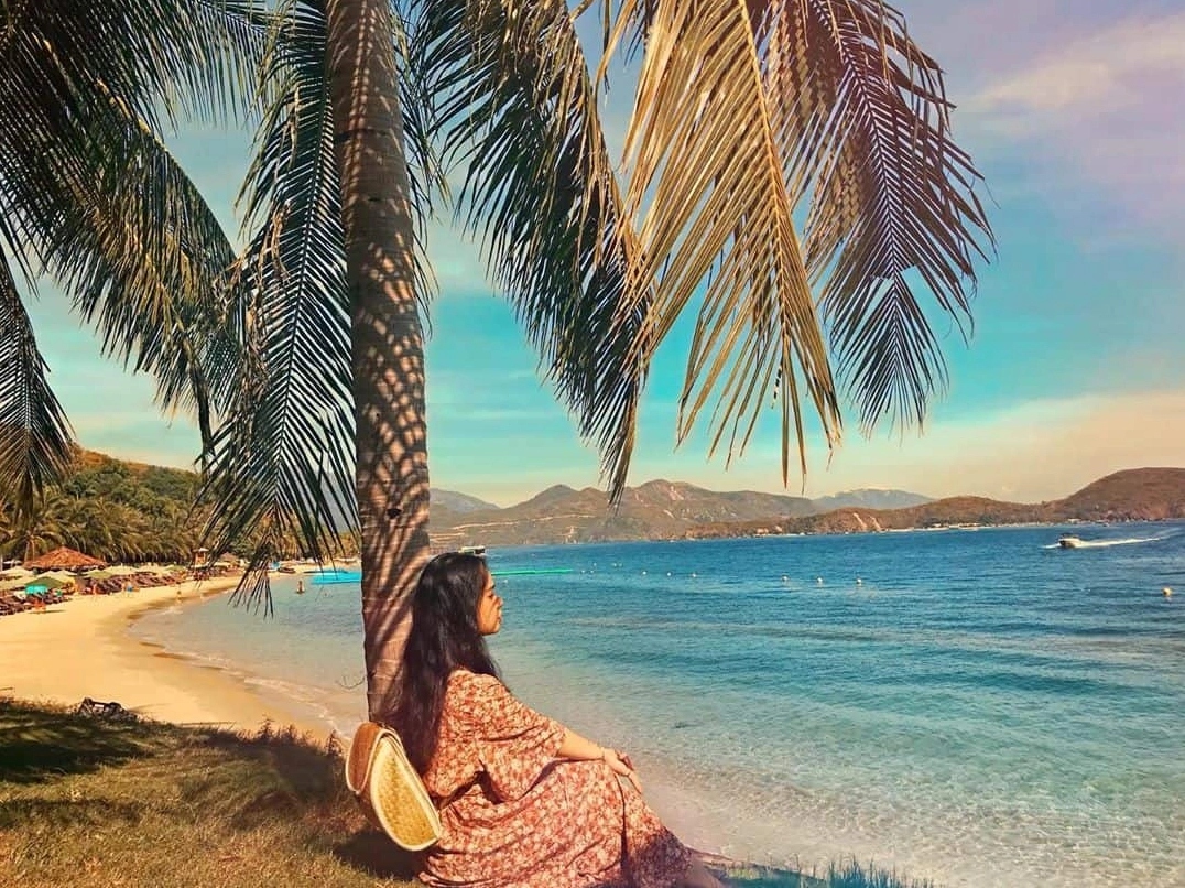 Những hàng dừa cao che bóng mát để bạn tha hồ ngắm biển xanh thơ mộng. Ảnh: @nguyenhuong1795