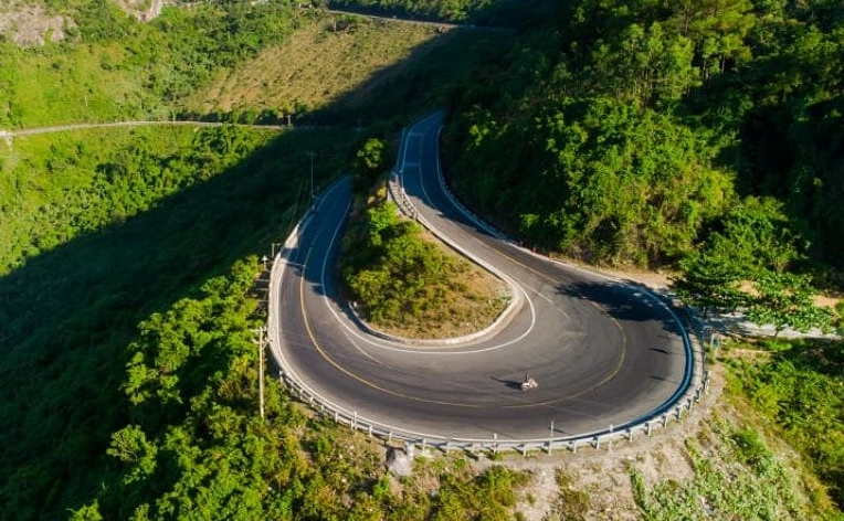 Những khúc cua ngoạn mục trên đèo Hải Vân