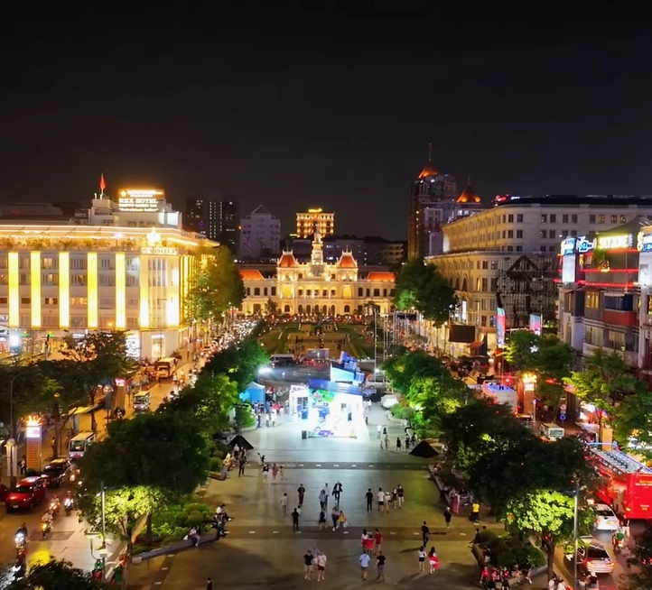 Phố đi bộ Nguyễn Huệ – một trong những điểm check-in, dạo chơi sôi động bậc nhất ngay giữa lòng Sài Gòn