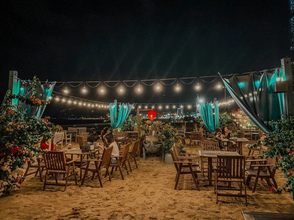 Surf Bar Quy Nhơn khi về đêm