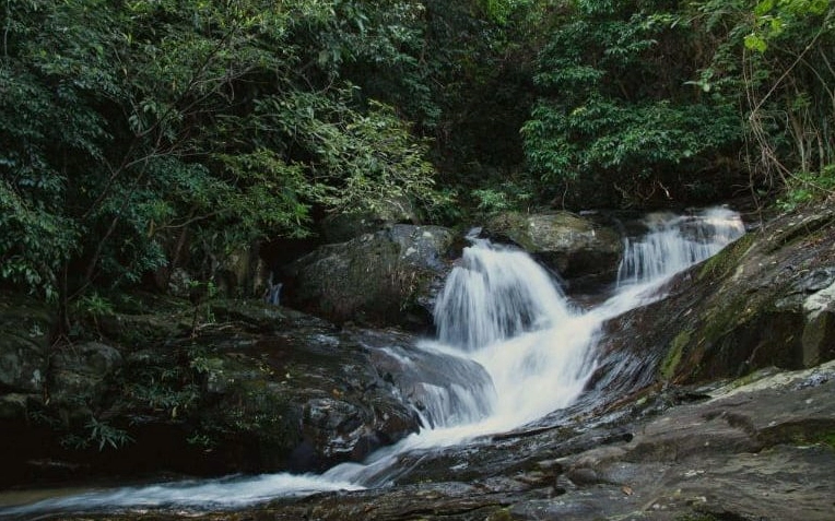 Thác Ba Đờ Phọt hùng vĩ giữa núi rừng