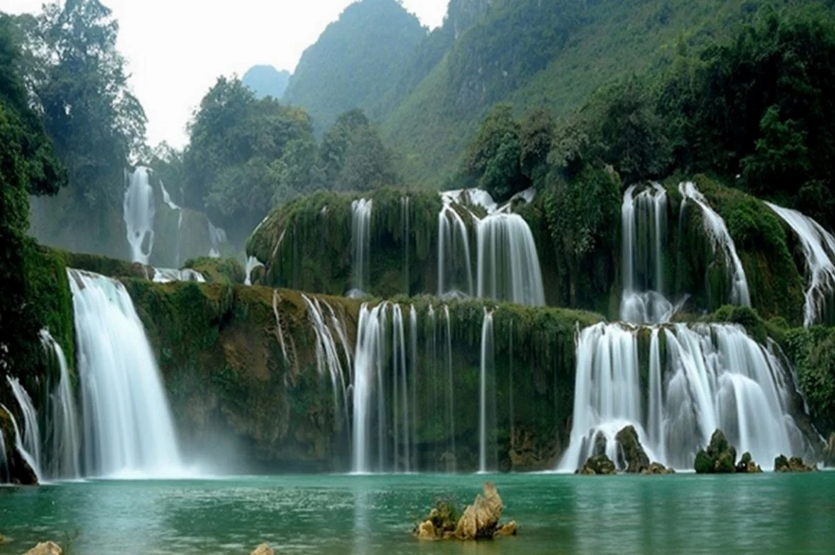 Thác Bạc Sapa hùng vĩ với dòng nước trắng xóa đổ xuống
