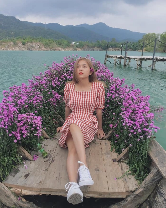 Thuyền đầy hoa thạch thảo vô cùng lãng mạn tại hồ đá xanh. Ảnh: @phuongthaoo171