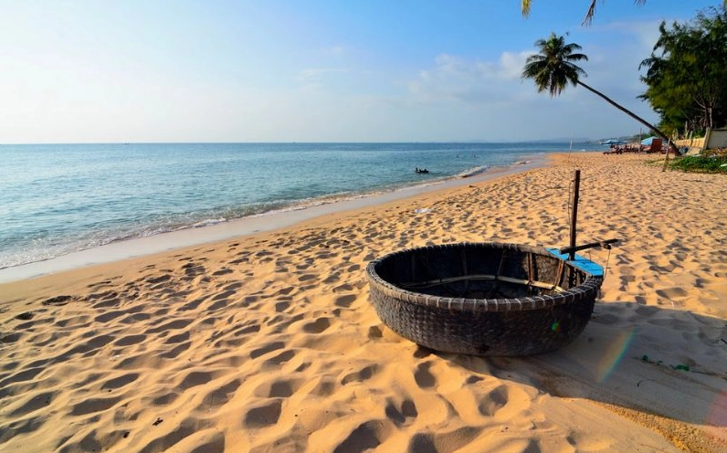 Toàn cảnh bãi biển Kỳ Co với nước biển xanh ngắt và bãi cát trắng