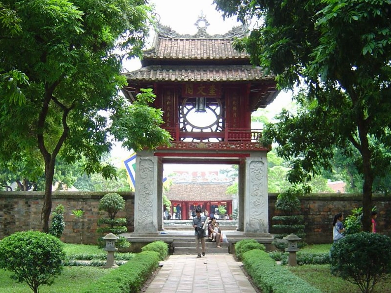 Toàn cảnh Hồ Tây thơ mộng với mặt nước phẳng lặng và bầu trời xanh ngắt
