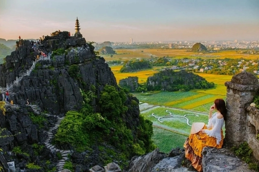 Toàn cảnh Ninh Bình nhìn từ đỉnh Hang Múa