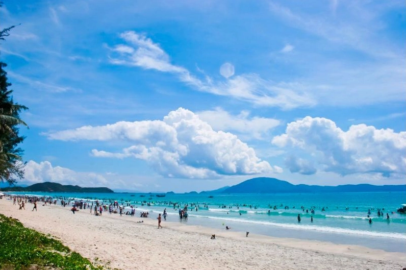 Toàn cảnh vịnh Nha Trang với những hòn đảo và tàu thuyền