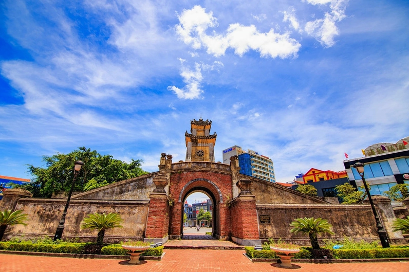 Tượng đài Mẹ Việt Nam Anh hùng uy nghiêm
