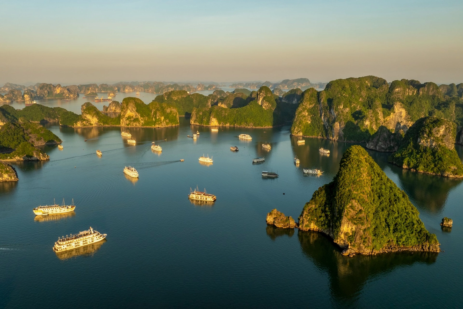 Vẻ đẹp mê hồn của Vịnh Hạ Long