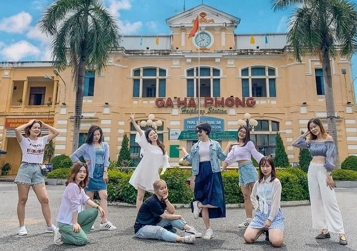 Vịnh Lan Hạ với những đảo đá vôi hùng vĩ