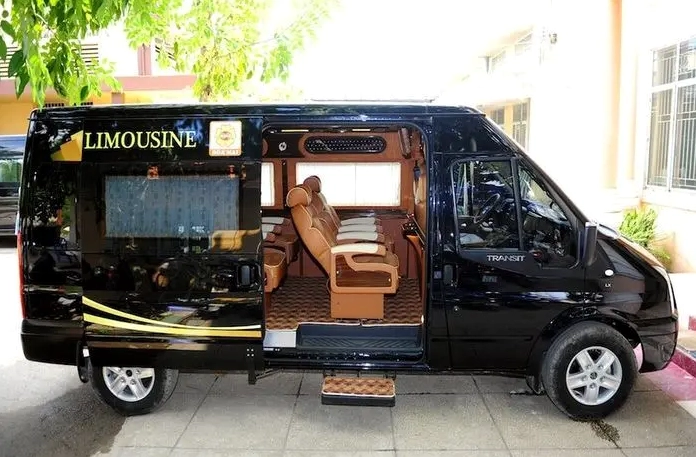 Xe limousine di chuyển đến Hạ Long