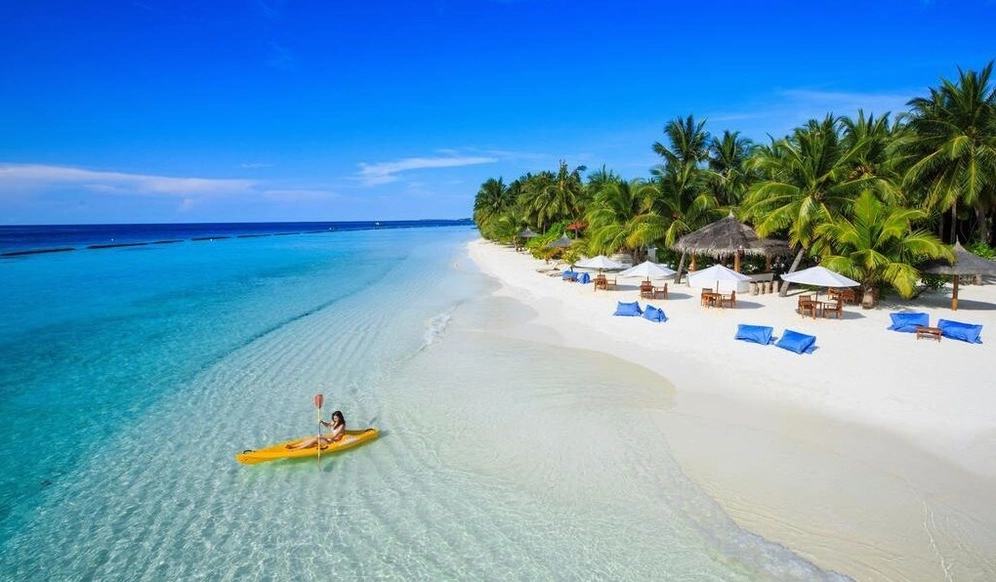 Bãi biển dài đẹp, nước biển xanh trong với bãi cát trắng mịn trải dài