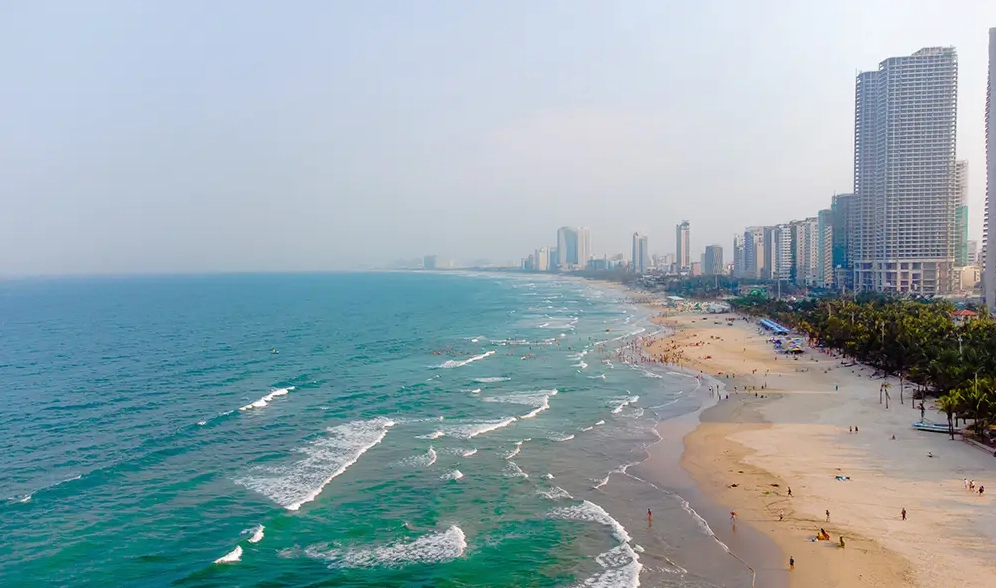 Bãi biển Mỹ Khê với cát trắng và nước biển trong xanh