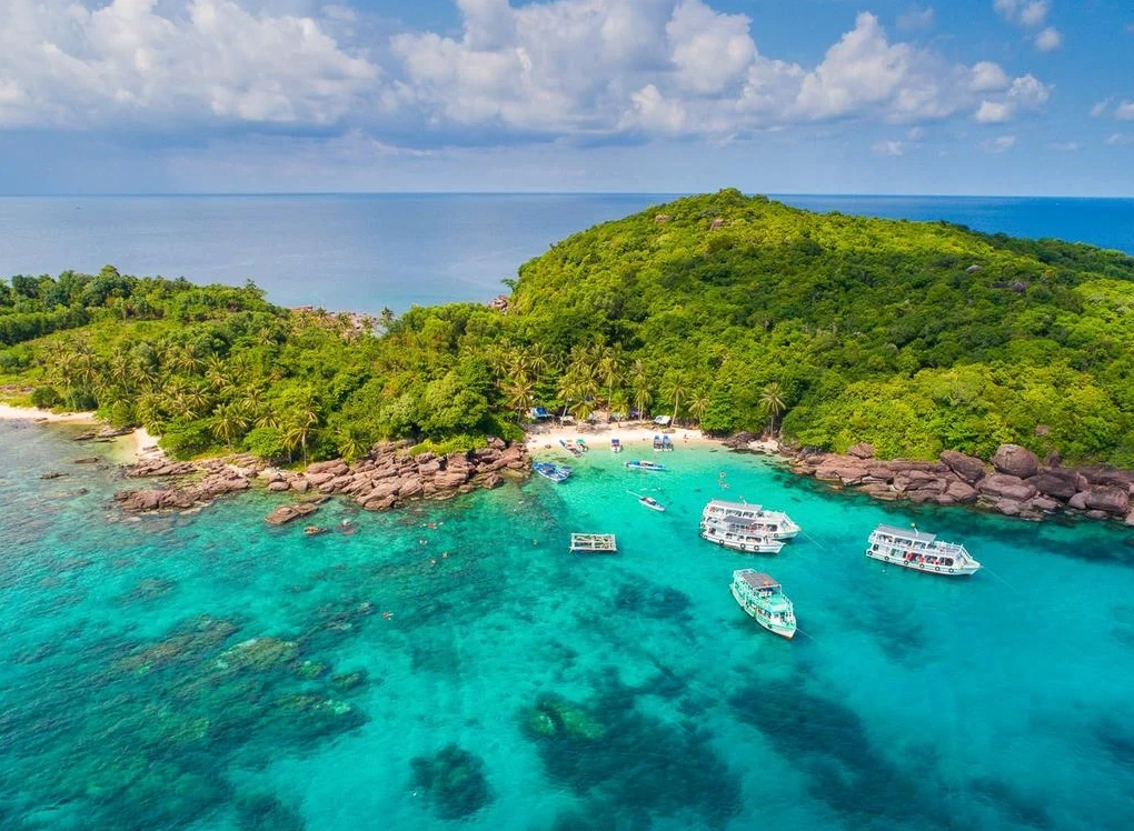 Bãi biển Nha Trang tuyệt đẹp với bờ cát trắng và làn nước trong xanh