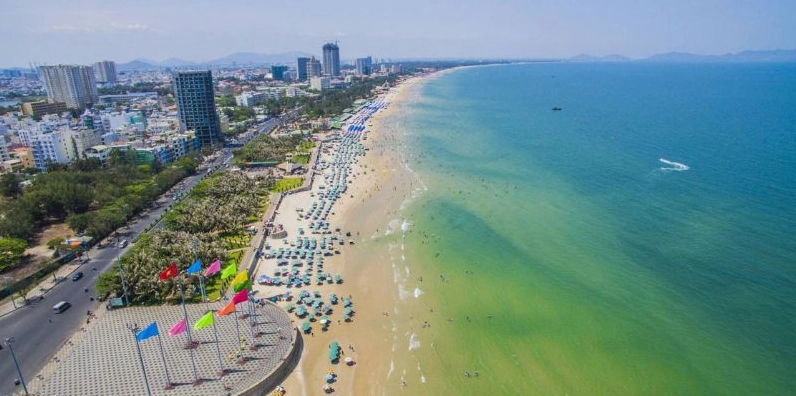 Bãi biển quen thuộc tại Vũng Tàu với du khách và người dân địa phương.