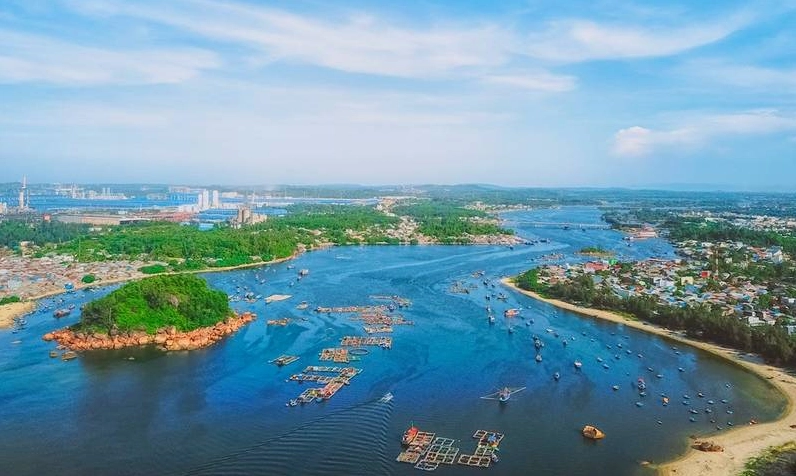 Bãi biển Sa Huỳnh với bờ cát trắng và làn nước trong xanh