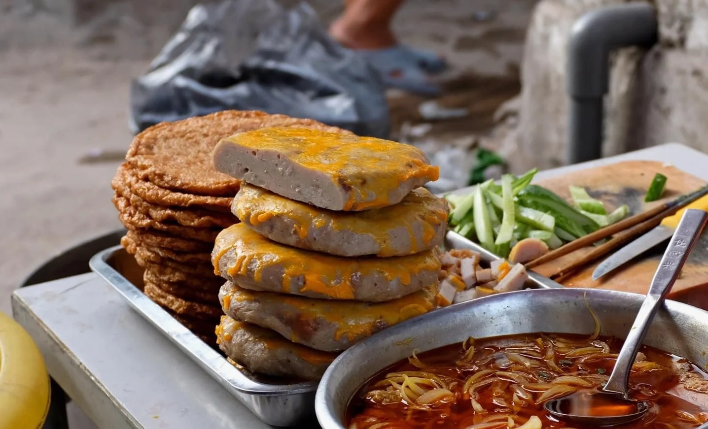Bánh căn nóng hổi, thơm ngon, là món ăn vặt hấp dẫn tại Ninh Thuận
