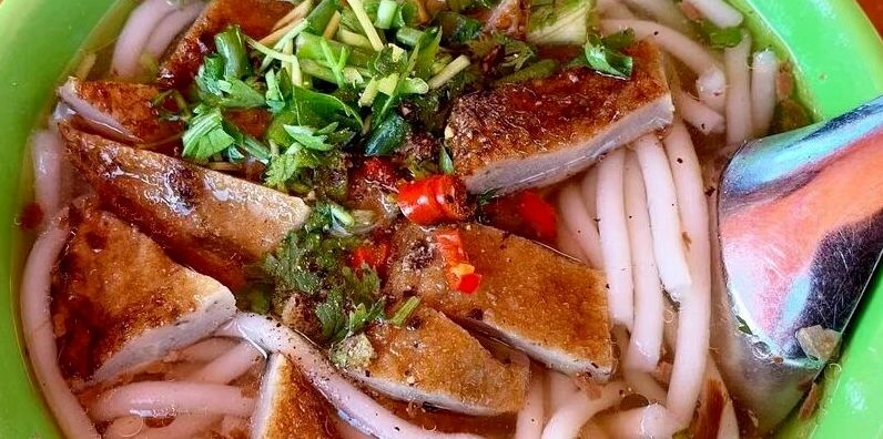 Bánh canh chả cá - món ăn không thể bỏ lỡ khi du lịch Phan Thiết