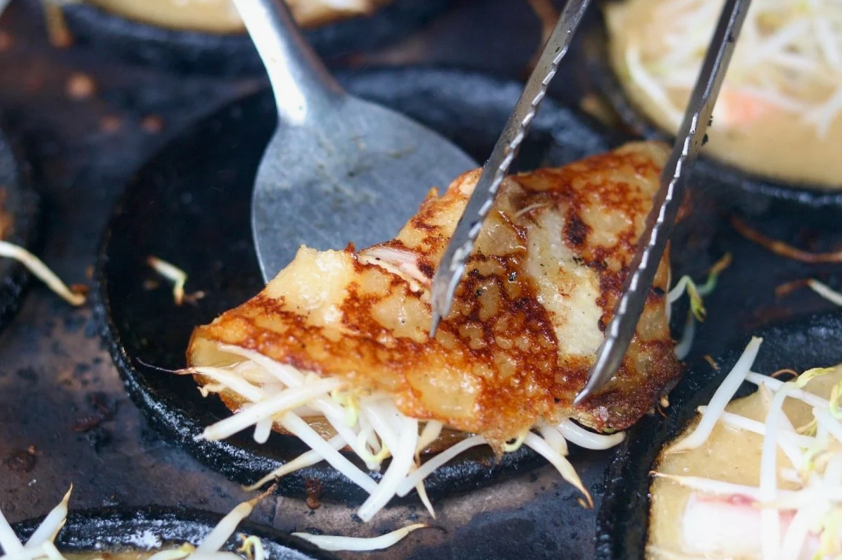 Bánh xèo giòn rụm, vàng ươm, là đặc sản không thể bỏ lỡ khi đến Ninh Thuận